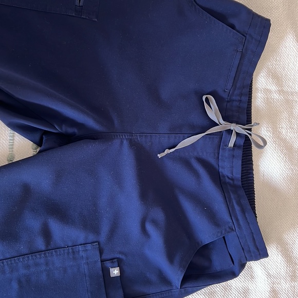 Medium Tall Figs Scrubs - Picture 2 of 3